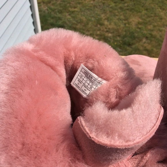 UGG NAVEAH BOOTS - Picture 6 of 6